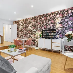 Modern One Bedroom Flat - Near Heathrow, Windsor Castle, Thorpe Park - London Tw18 Apartment Staines-upon-Thames